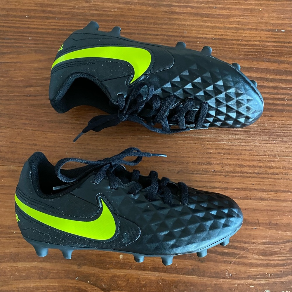 Nike Kids' Tiempo Legend 8 Club FG Soccer Cleats